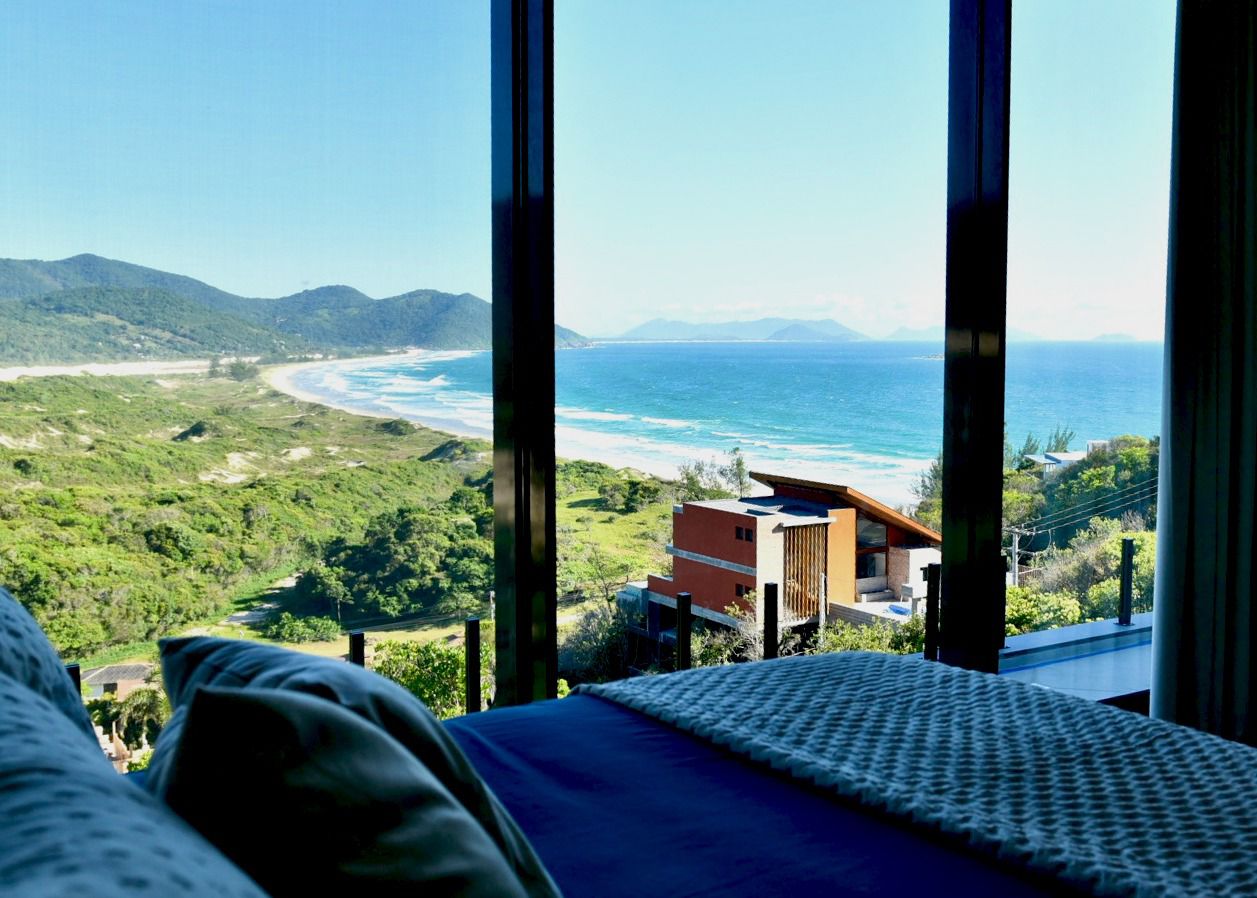 Vista da praia do Siriú, em Garopaba, pela janela de uma casa de temporada