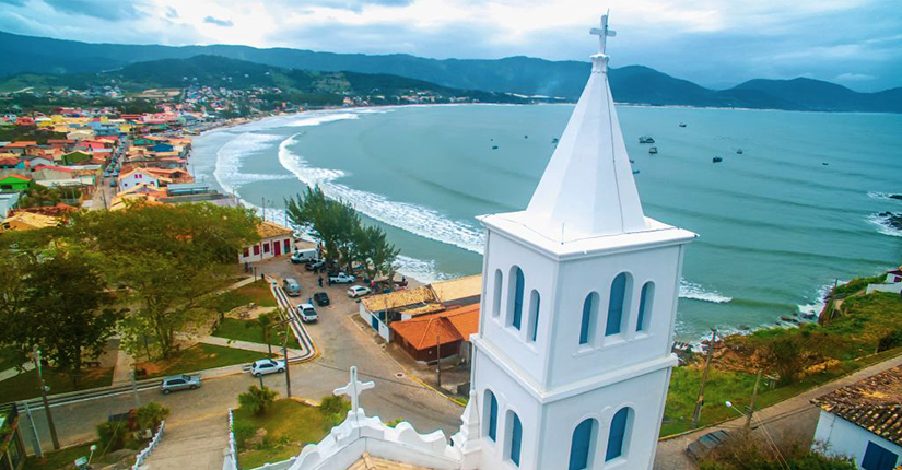 Vista do mar e igreja em Garopaba