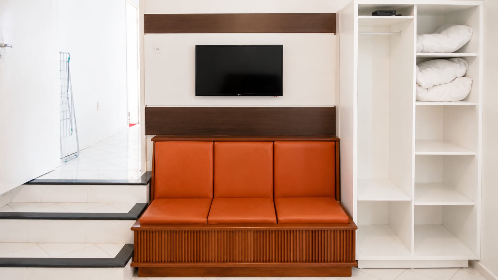 Sala com TV e armário
