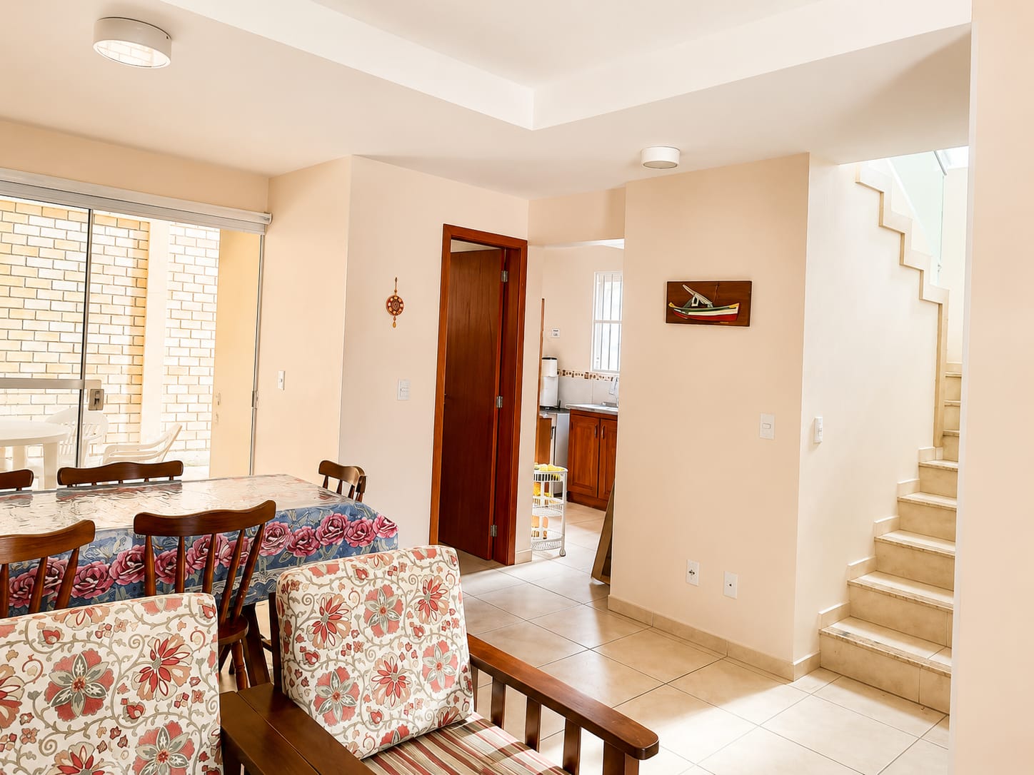 Sala de jantar com escada