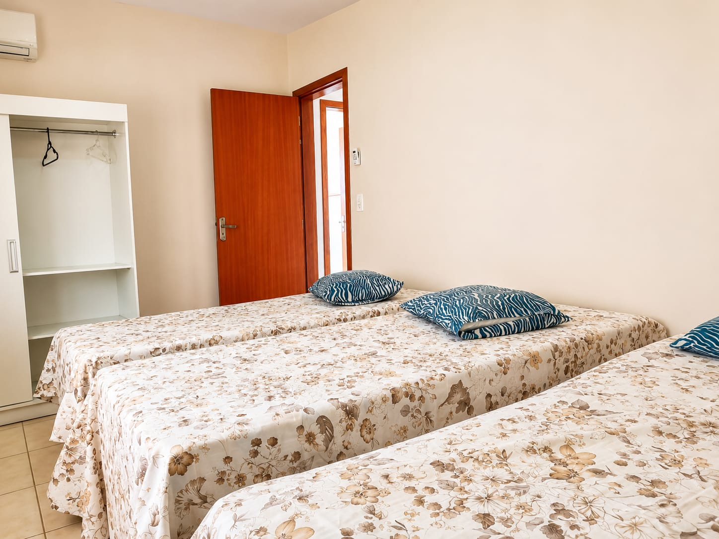 Quarto com camas de solteiro