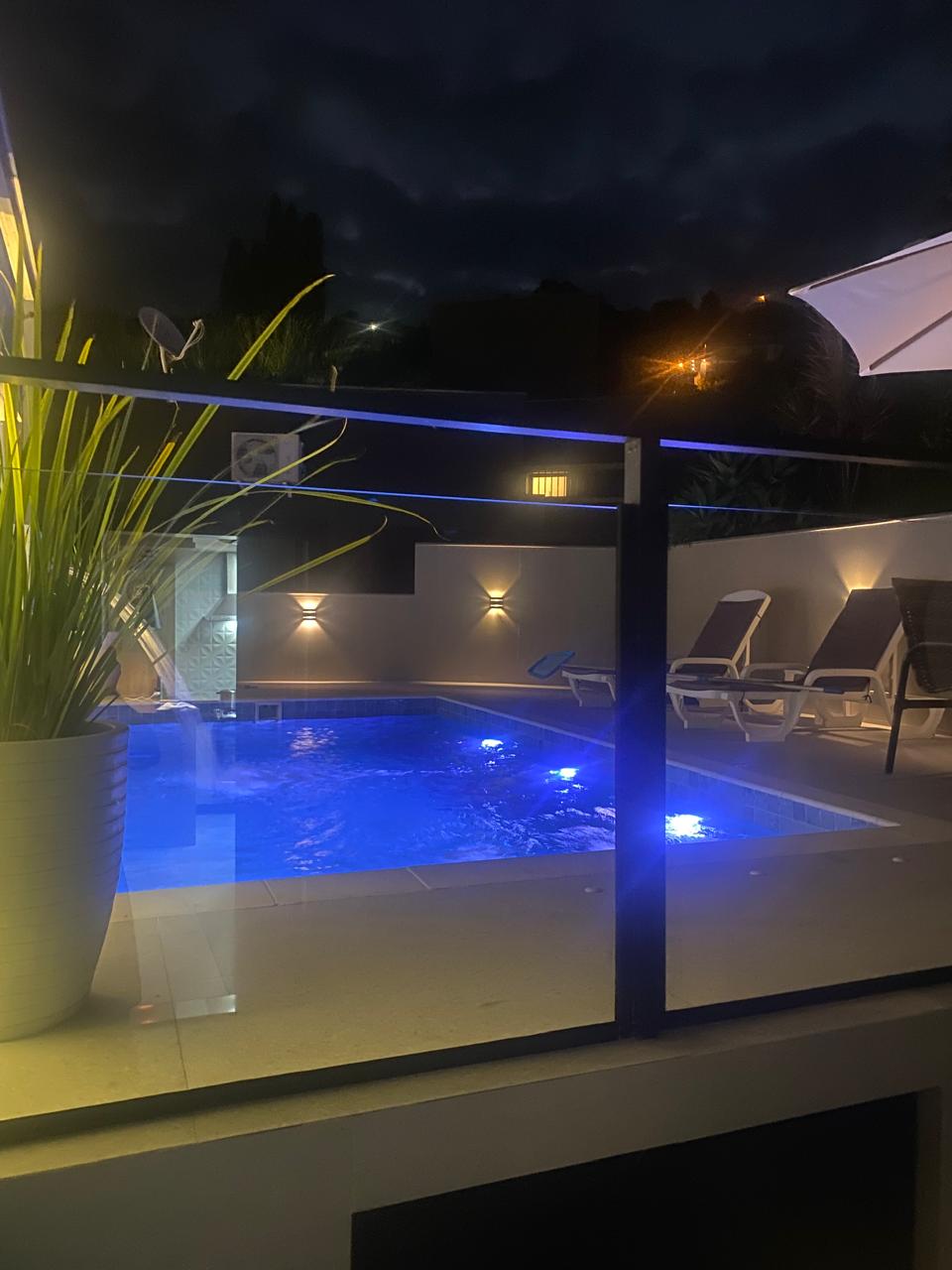 Casa Berlitz com Piscina, Garopaba - piscina a noite