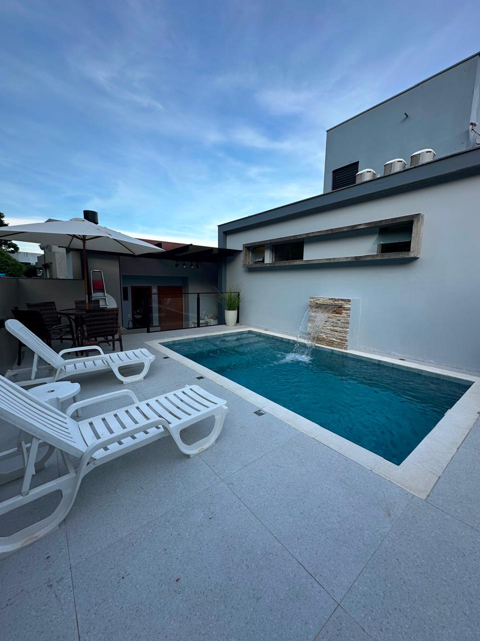 Casa Berlitz com Piscina, Garopaba - piscina com espreguicadeiras