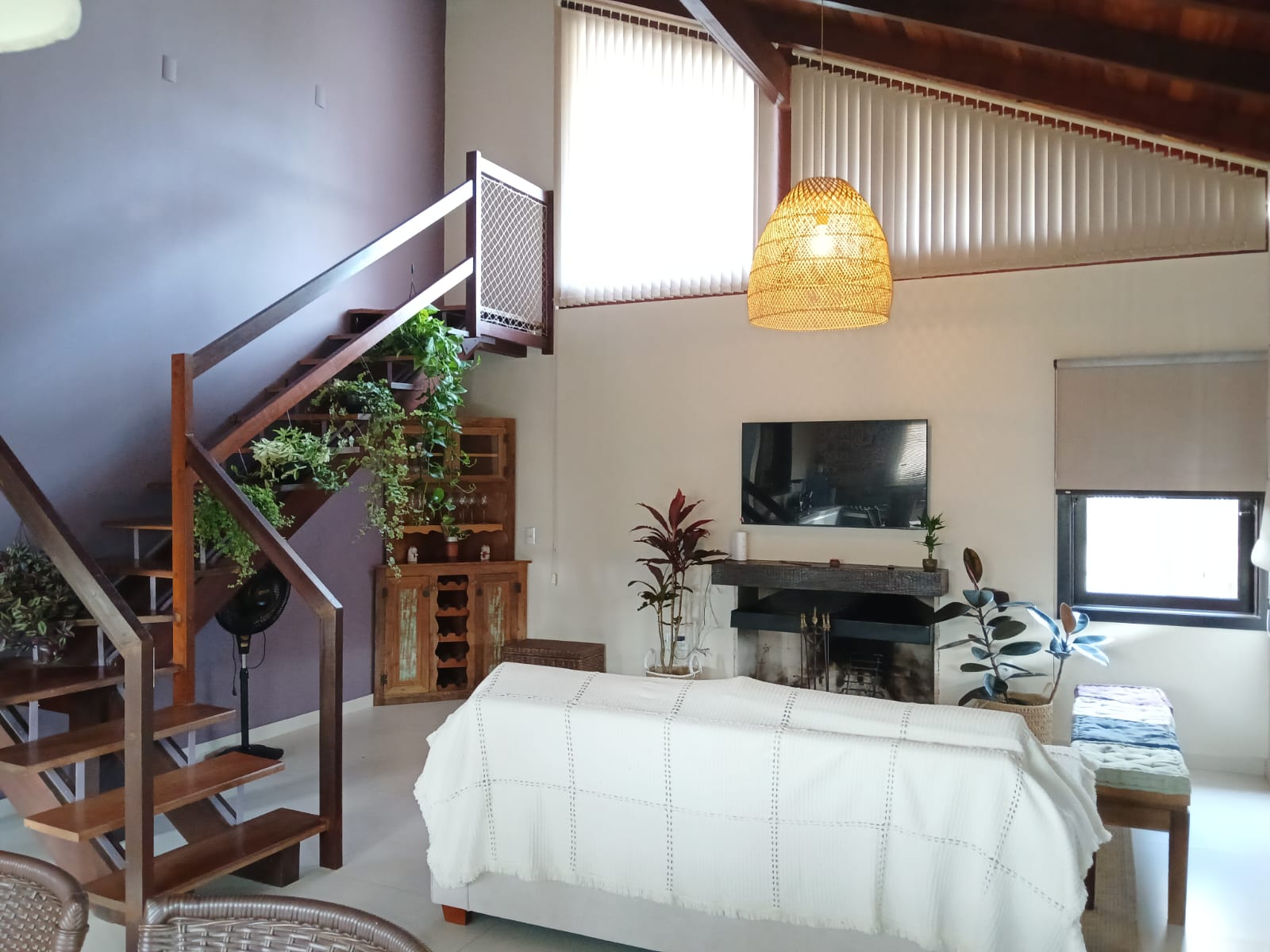 Casa Loteamento Galeão, Garopaba — sala com escada e pé-direito alto