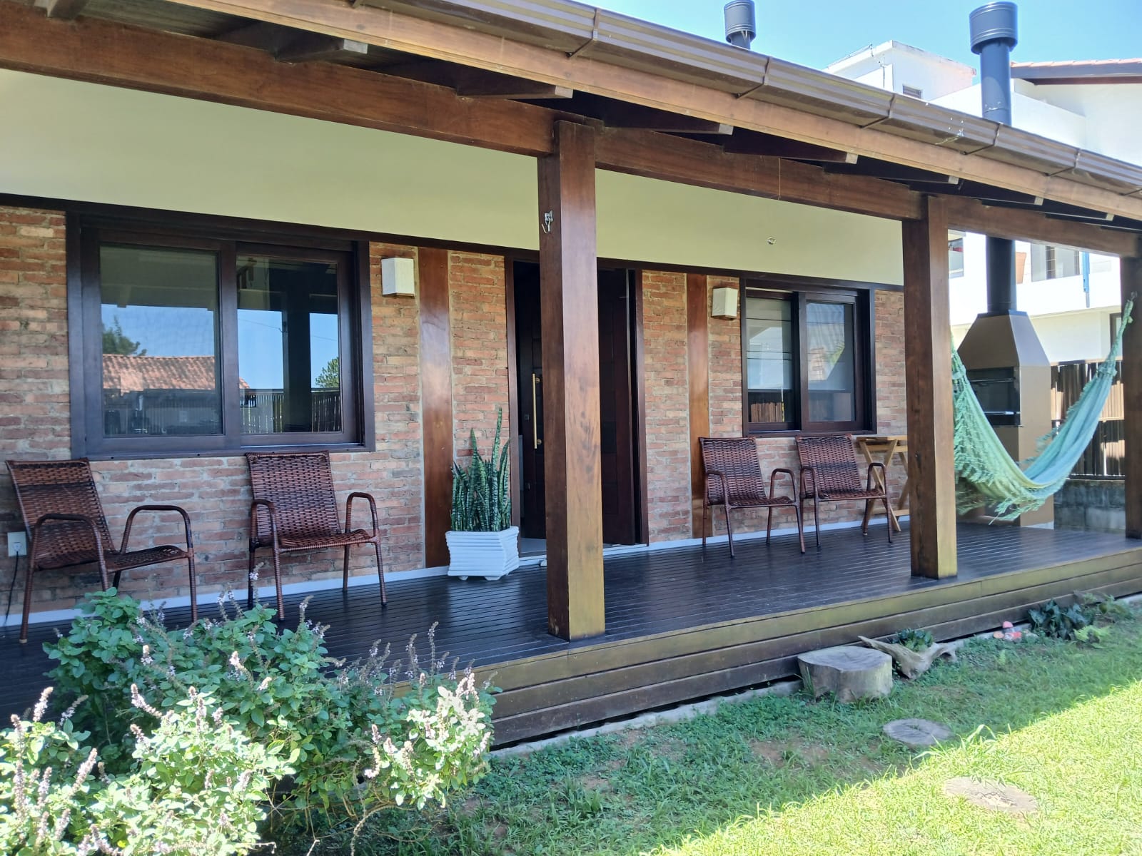 Casa Loteamento Galeão, Garopaba — varanda com cadeiras e rede