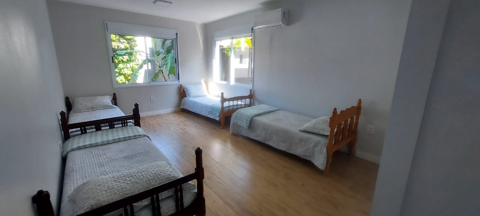 Casa Thais, Centro de Garopaba — quarto com quatro camas de solteiro