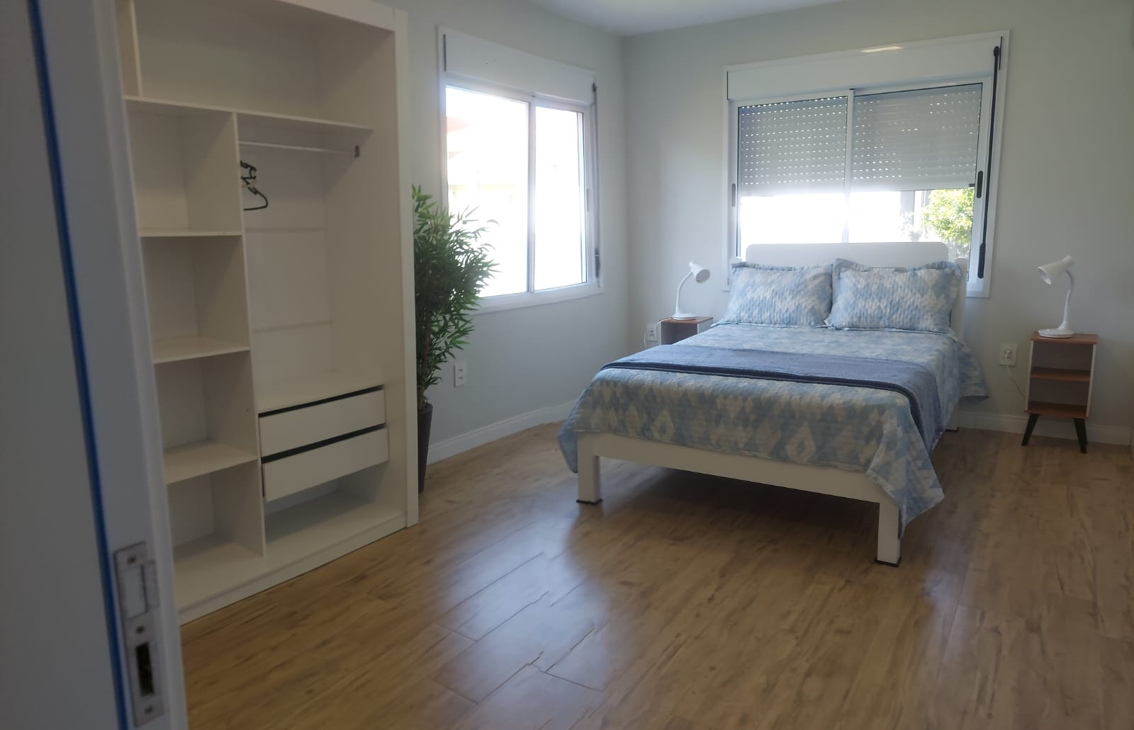 Casa Thais, Centro de Garopaba — quarto de casal com armário