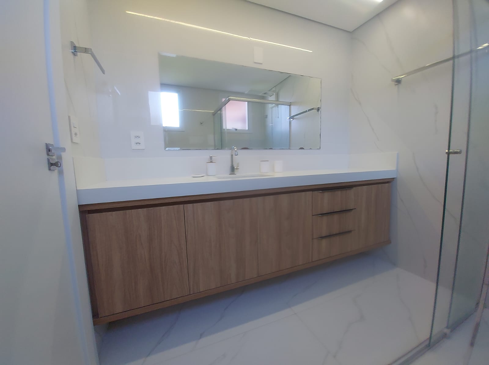Casa Thais, Centro de Garopaba — banheiro com bancada em quartzo