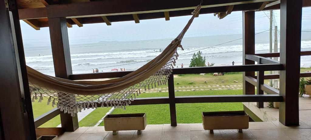 Casa Frente ao Mar Morrinho — rede na varanda