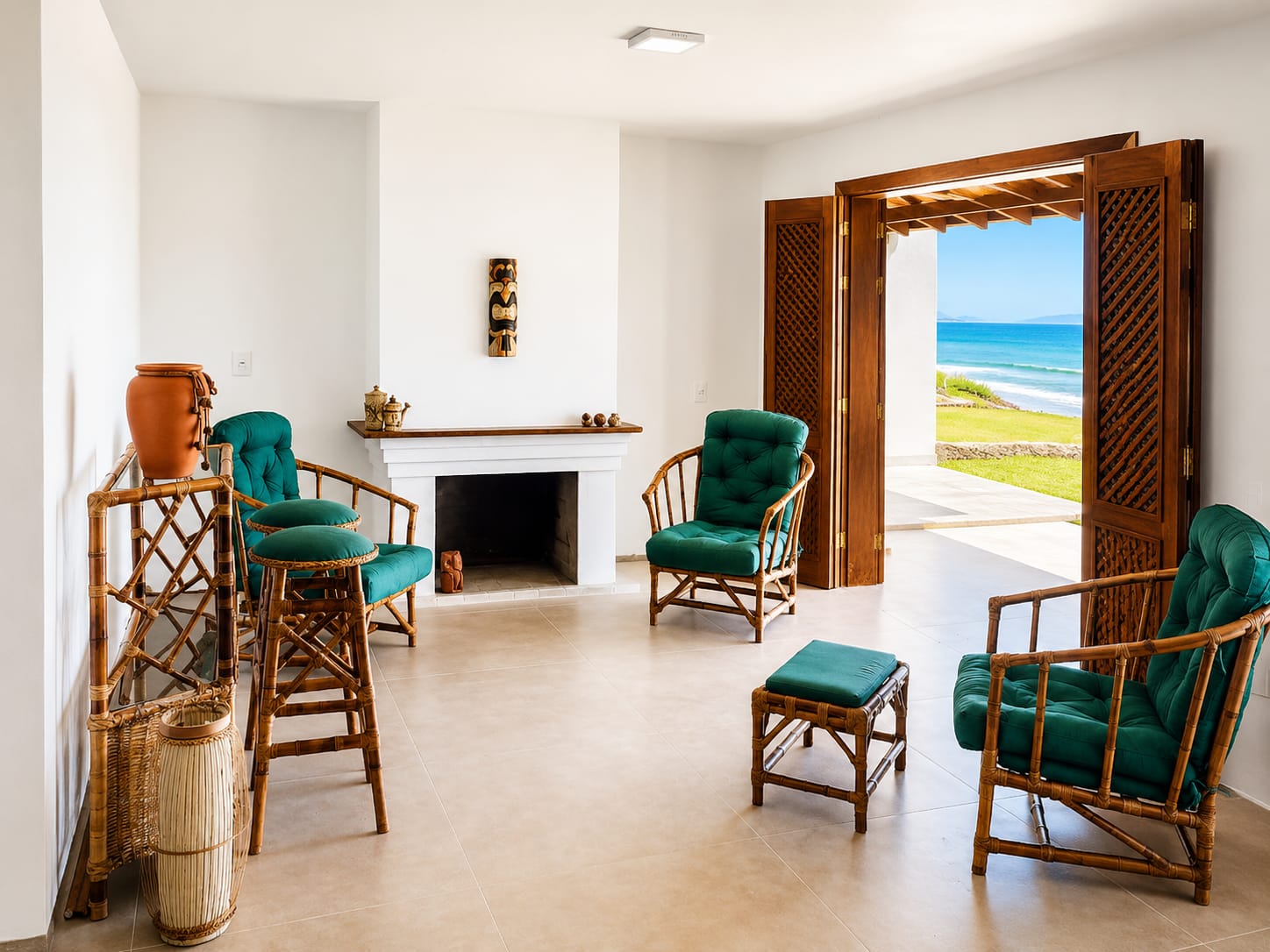 Casa Frente ao Mar Morrinho — sala de estar com lareira e vista para o mar