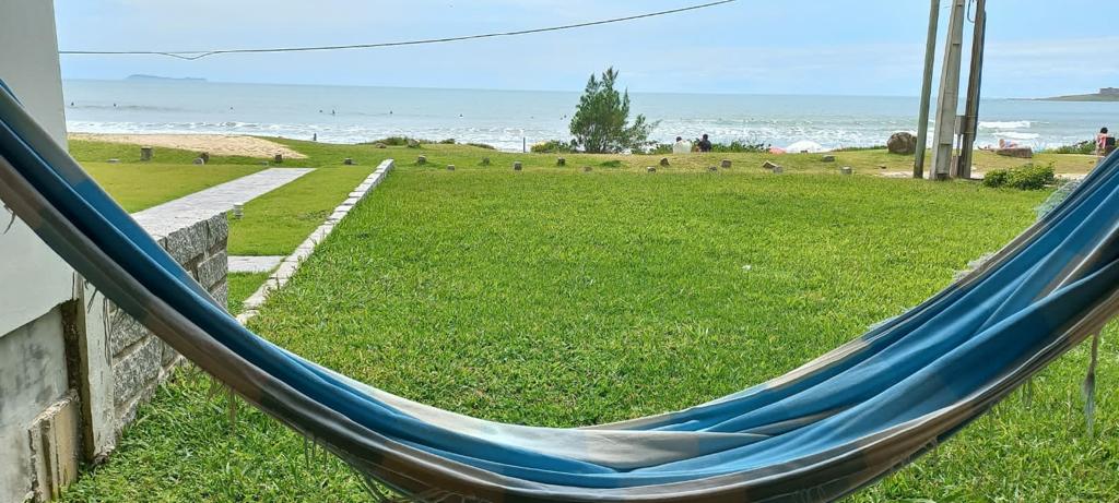 Casa Frente ao Mar Morrinho — gramado e a praia em frente