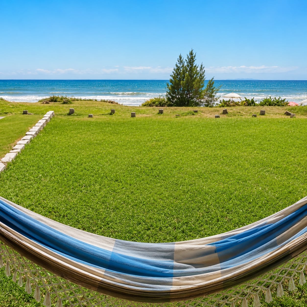 Casa Frente ao Mar Morrinho — rede com o mar ao fundo