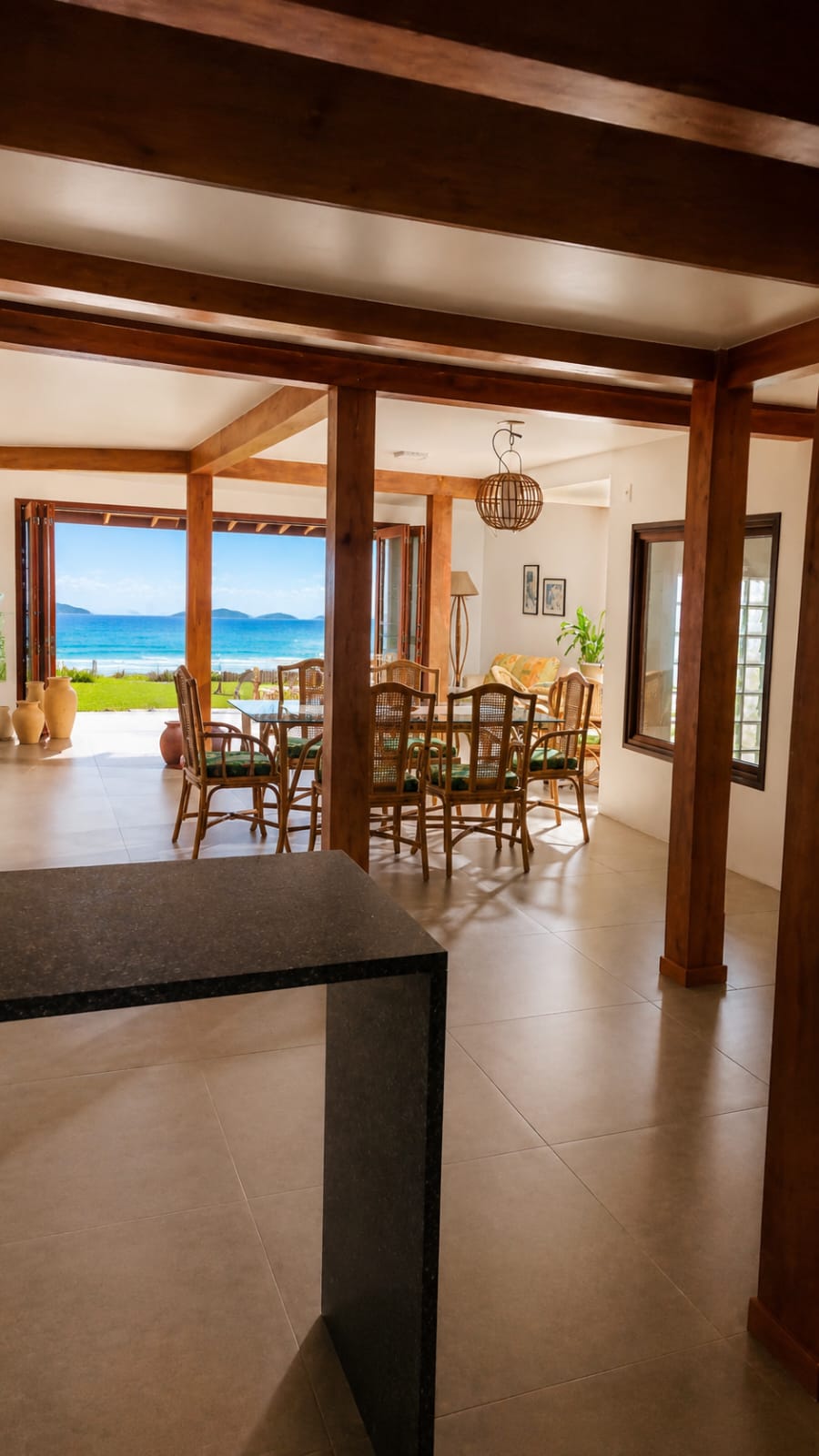 Casa Frente ao Mar Morrinho — sala de jantar aberta para o mar
