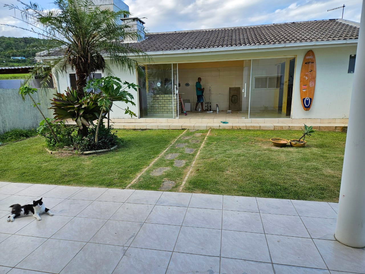 Casa Mariza Residencial Village, Garopaba — jardim e área coberta