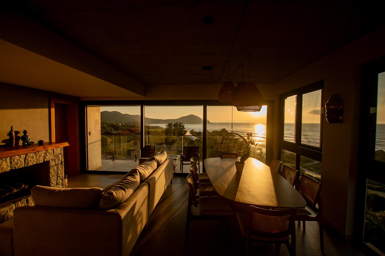 Cobertura Praia do Rosa — sala de estar e jantar integradas