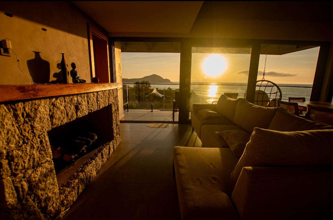 Cobertura Praia do Rosa - sala com vista para o mar