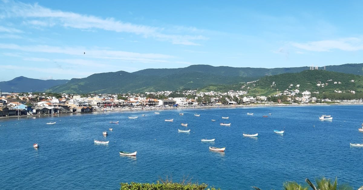 Enseada de Garopaba vista do alto, com barcos de pesca e a praia central ao fundo